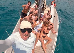 Freundesgruppe macht ein Selfie an Deck einer Segelyacht