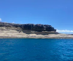 Côte sud de Tenerife et ses falaises stratifiées vue depuis le bateau