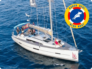 Huéspedes disfrutando de una excursión en velero para avistar ballenas y delfines en Tenerife.