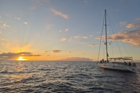 Huéspedes disfrutando de un crucero privado al atardecer en yate en Tenerife.