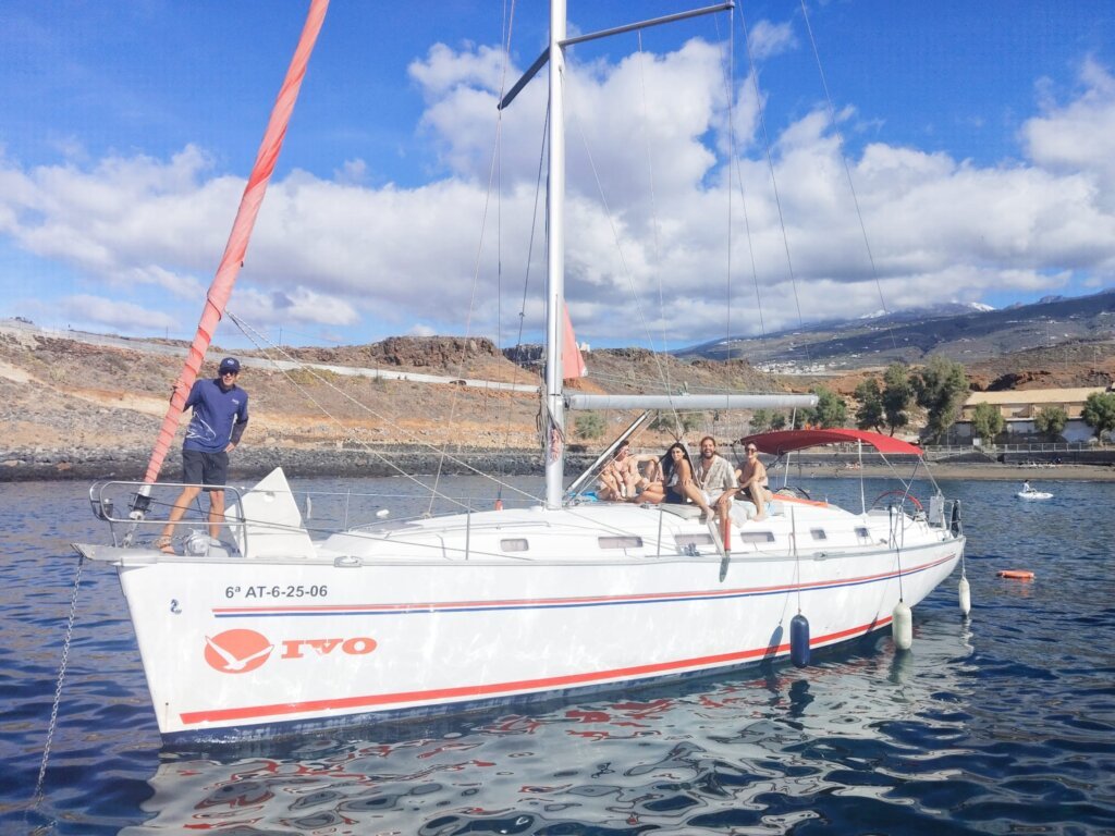 Alquiler de yate privado con invitados en Costa Adeje, Tenerife.